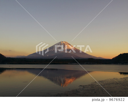 精進湖と富士山 9676922