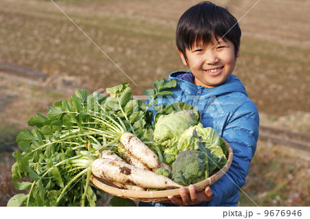 収穫を喜ぶ子供 収穫を喜ぶ子供 9676946