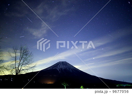 しぶんぎ座流星群と富士山 9677056