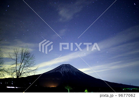 しぶんぎ座流星群と富士山 9677062