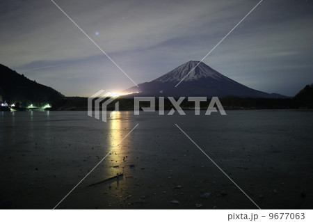 薄氷の精進湖と富士山 薄氷の精進湖と富士山 9677063