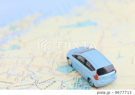 ドライブイメージ（地図と水色の車） 9677713