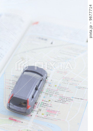 ドライブイメージ（地図と銀色の車） 9677714