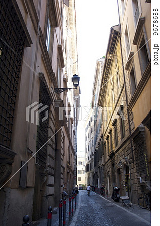 町並み 街並み 街 町 通り 小道 道 イタリア ローマの写真素材