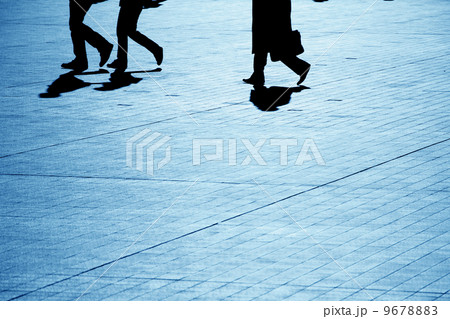 歩く人影、逆光 9678883