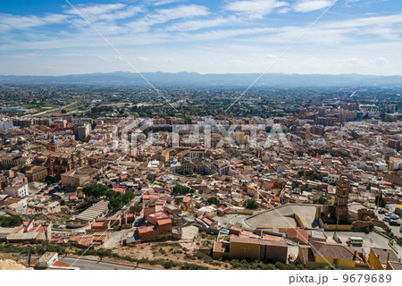 スペイン南東部　ロルカ城から望むロルカの街並み 9679689