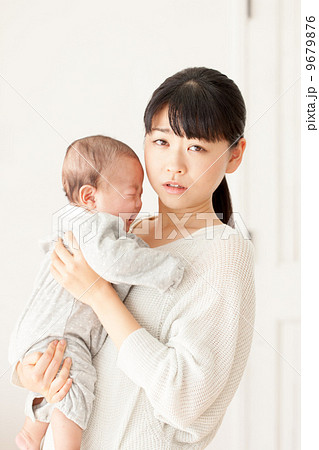 泣く赤ちゃんとママ 9679876