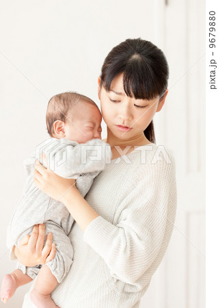 泣く赤ちゃんとママ 泣く赤ちゃんとママ 9679880
