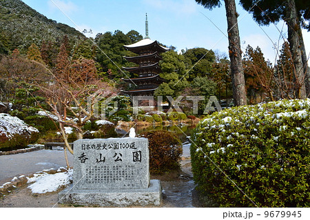 瑠璃光寺五重塔雪化粧 9679945