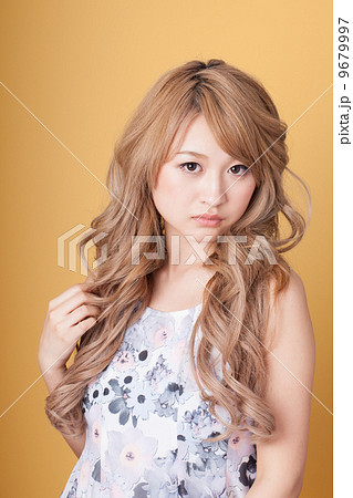 若い女性 若い女性 9679997