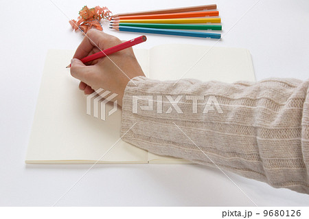 カラフルな鉛筆を使って書く 9680126