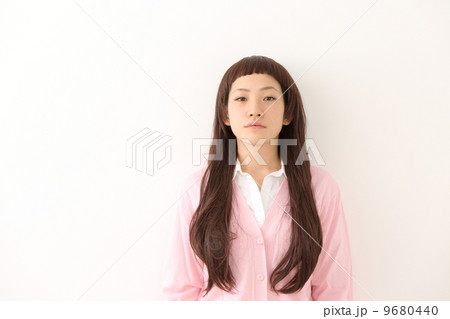変装する女性 9680440