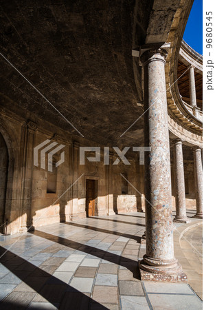 スペイン　世界遺産　アルハンブラ宮殿のカルロス５世宮殿 9680545