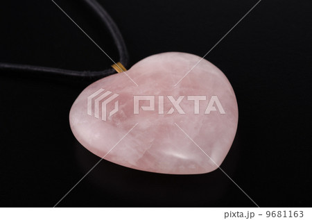 Rose quartz polished heart with leather string Rose quartz polished heart with leather string 9681163