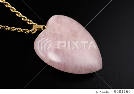 Rose quartz polished heart with golden chain Rose quartz polished heart with golden chain 9681166
