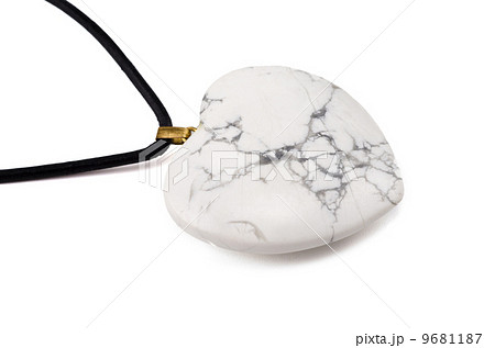 White howlite heart with leather string 9681187