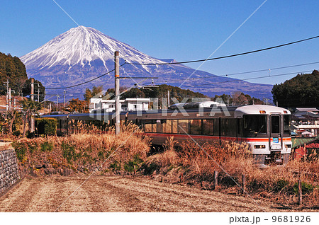 特急ふじかわと富士山の写真素材 [9681926] - PIXTA