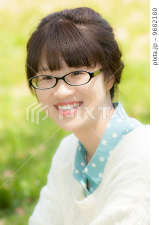 公園にいる若い女性 9682180