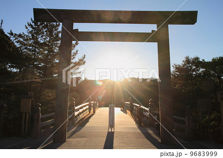 伊勢神宮内宮 宇治橋の鳥居 日の出 の写真素材