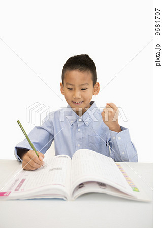 勉強している男の子 勉強している男の子 9684707