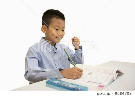 勉強している男の子 9684708