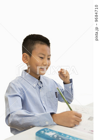 勉強している男の子 勉強している男の子 9684710