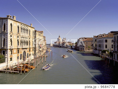 大運河とサンタ・マリア・デラ・サルーテ教会 9684778