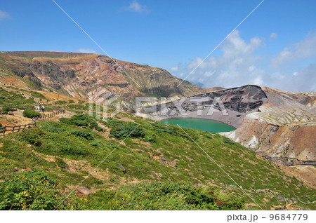 山形県　夏山ハイキング　蔵王　御釜 9684779