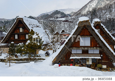 冬の白川郷合掌造りの集落 9685088