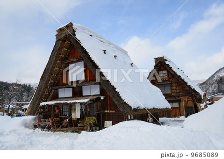 冬の白川郷合掌造りの集落 9685089