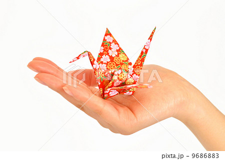 折り鶴を持つ女性の手。 9686883