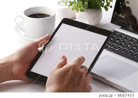 タブレットを使う手元 9687435