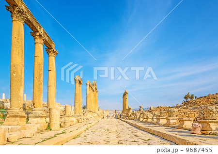 ジェラシュ遺跡の列柱道路(ヨルダン、ジェラシュ) ジェラシュ遺跡の列柱道路(ヨルダン、ジェラシュ) 9687455