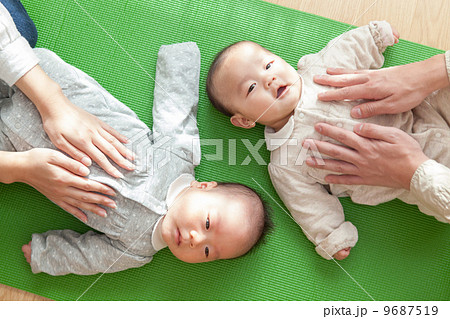 生後3ヶ月の赤ちゃんが2人 生後3ヶ月の赤ちゃんが2人 9687519