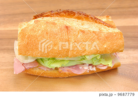 おいしいフランスパンのサンドイッチ 9687779