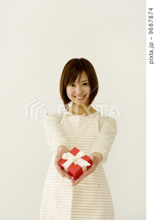 プレゼントを渡す女性 プレゼントを渡す女性 9687874
