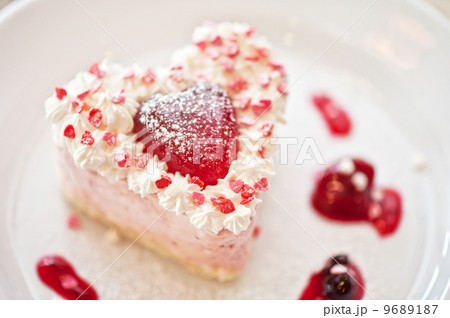 heart-shaped valentine cake 9689187