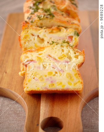 コーンとモッツァレラチーズのケークサレ コーンとモッツァレラチーズのケークサレ 9689228