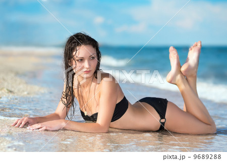 Thoughtful young brunette 9689288