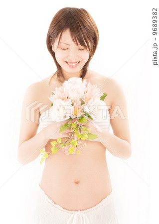 可愛らしい花の髪飾りとブーケを手に持つ可愛らしい妊婦さんの写真素材 963