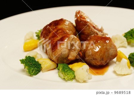 Meat rolls with broccoli 9689518