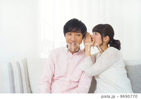内緒話をするカップル　 9690770