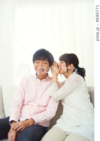 内緒話をするカップル 内緒話をするカップル 9690771