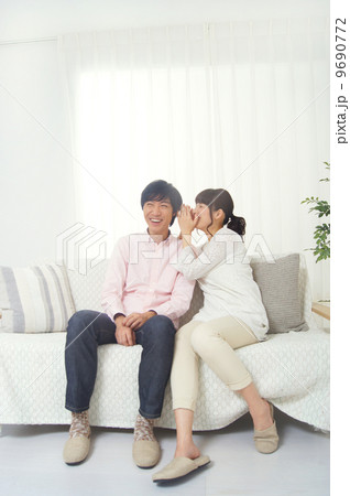 内緒話をするカップル 内緒話をするカップル 9690772