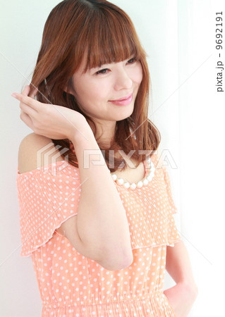 セミロングの女性 9692191