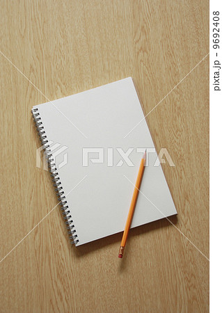 真俯瞰のリングノートと鉛筆 9692408