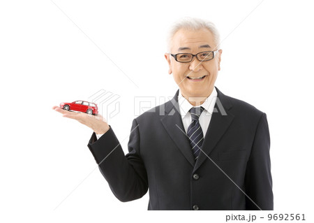 ミニカーを持つシニア男性 ミニカーを持つシニア男性 9692561