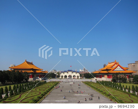 台湾　台北市　中正紀念堂　民主大道と自由広場の全景 9694230