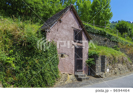 フランス、ミディピレネー地方の風景 9694464