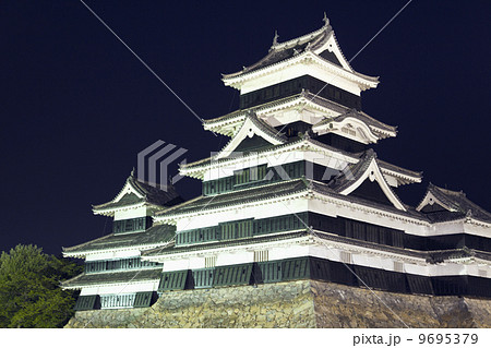 ライトアップされた松本城 ライトアップされた松本城 9695379
